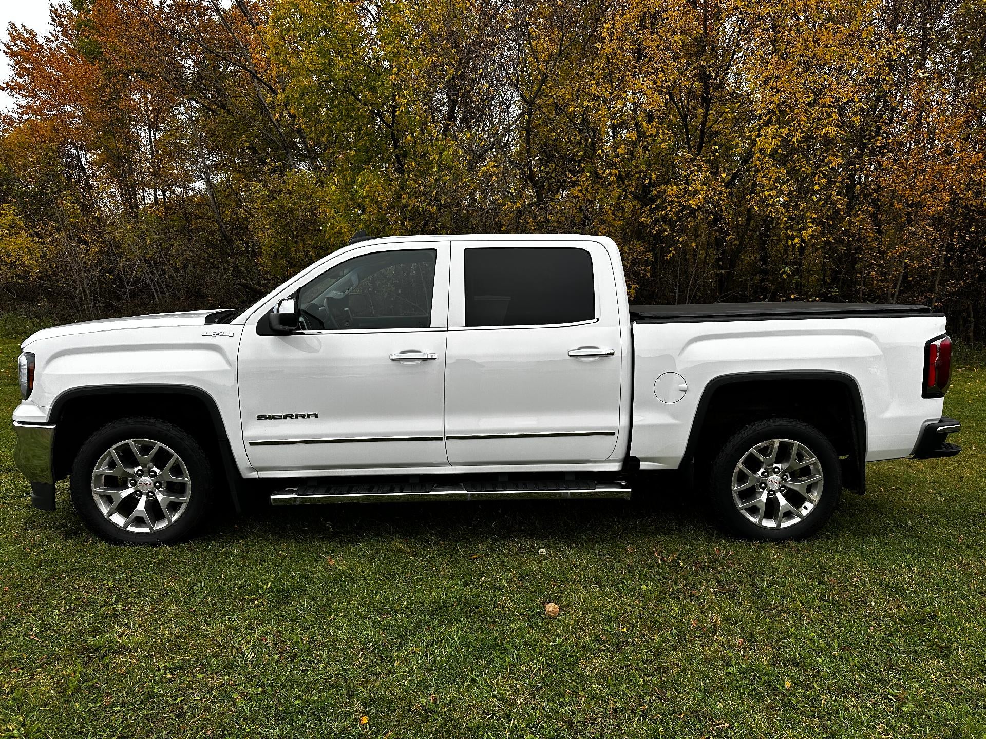 Used 2018 GMC Sierra 1500 SLT with VIN 3GTU2NEC1JG639772 for sale in International Falls, Minnesota